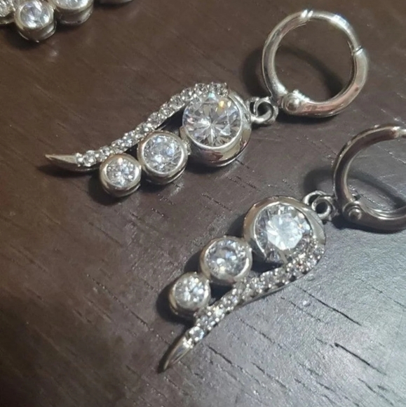 Modern design angels wing jewlery set. - Picture 3 of 5